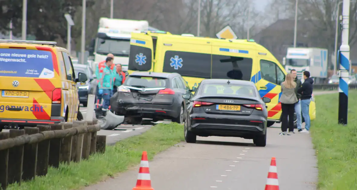 Meerdere auto's beschadigd bij kop-staartbotsing - Foto 5