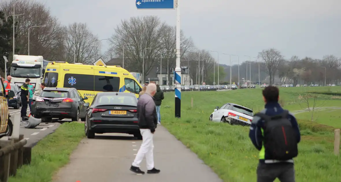 Meerdere auto's beschadigd bij kop-staartbotsing - Foto 6