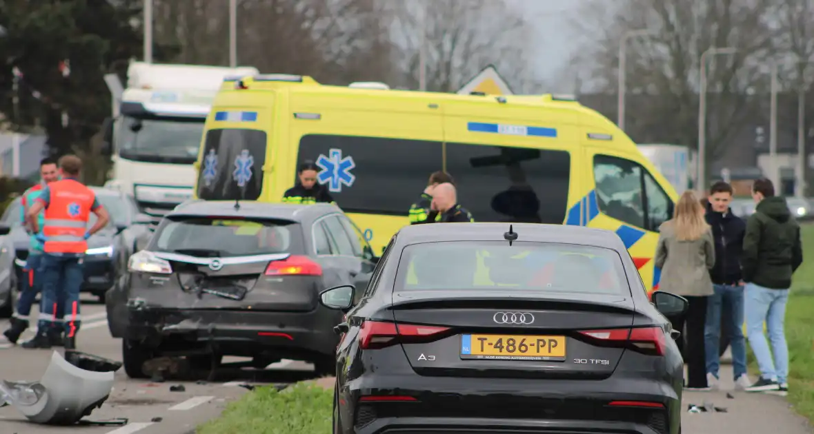 Meerdere auto's beschadigd bij kop-staartbotsing - Foto 8