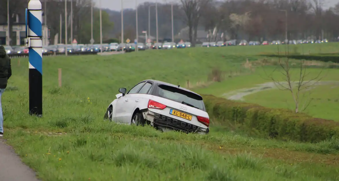 Meerdere auto's beschadigd bij kop-staartbotsing - Foto 9