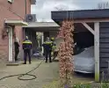 Bewoners starten blussing van brand onder carport