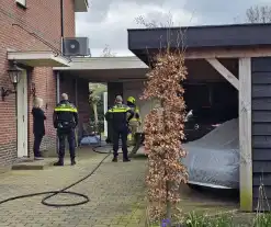 Bewoners starten blussing van brand onder carport