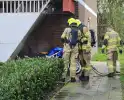 Motor in brand naast flatgebouw