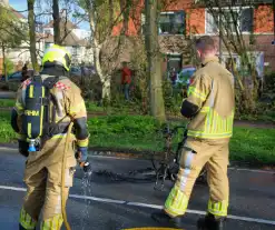 Scooter vliegt in brand na valpartij, bestuurder gewond