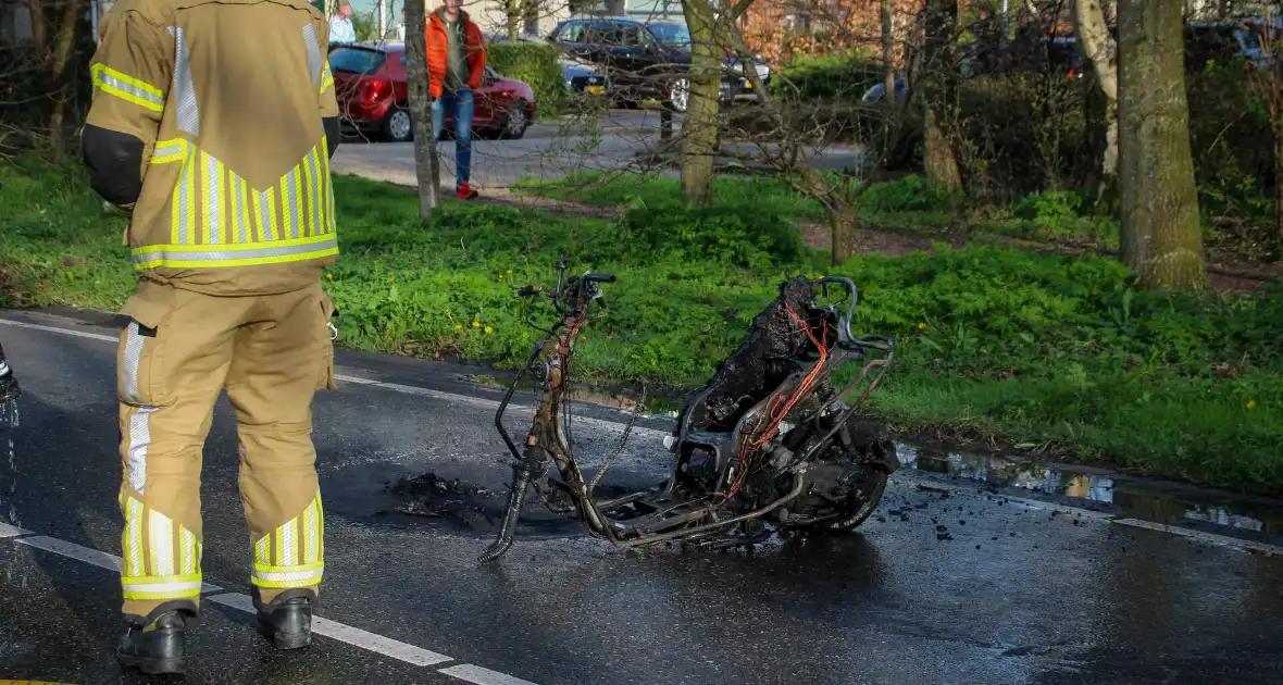 Scooter vliegt in brand na valpartij, bestuurder gewond - Foto 1