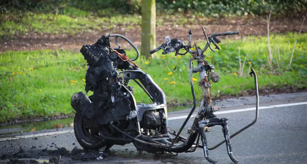 Scooter vliegt in brand na valpartij, bestuurder gewond - Foto 2
