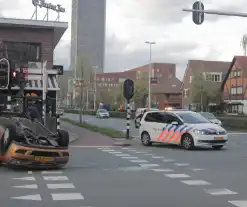 Aanhoudingen en auto ondersteboven op kruising na aanrijding