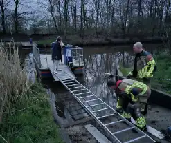 Brandweer schiet vastzittende personen op voetpont te hulp