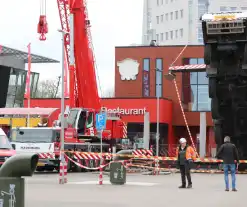 Hijskraan valt om machinist ongedeerd