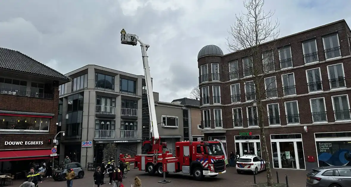Brandweer groots ingezet voor brand in kledingwinkel - Foto 4