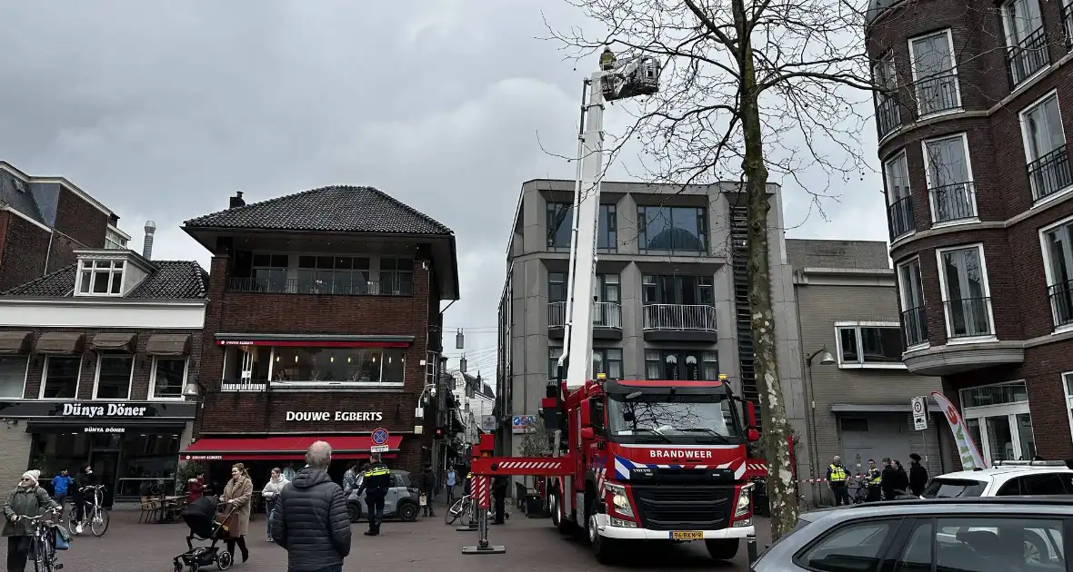 Brandweer groots ingezet voor brand in kledingwinkel - Foto 5