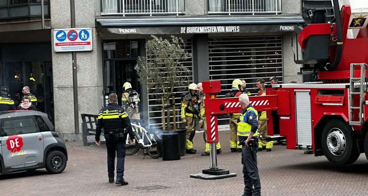 Brandweer groots ingezet voor brand in kledingwinkel - Foto 6