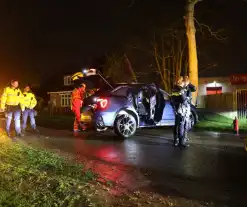 Brstuurster gewond bij botsing tegen boom