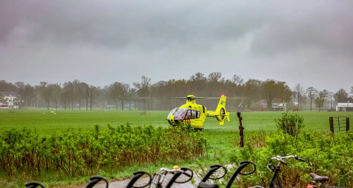 Traumahelikopter landt op grasveld naast Vlinderpad - Foto 1