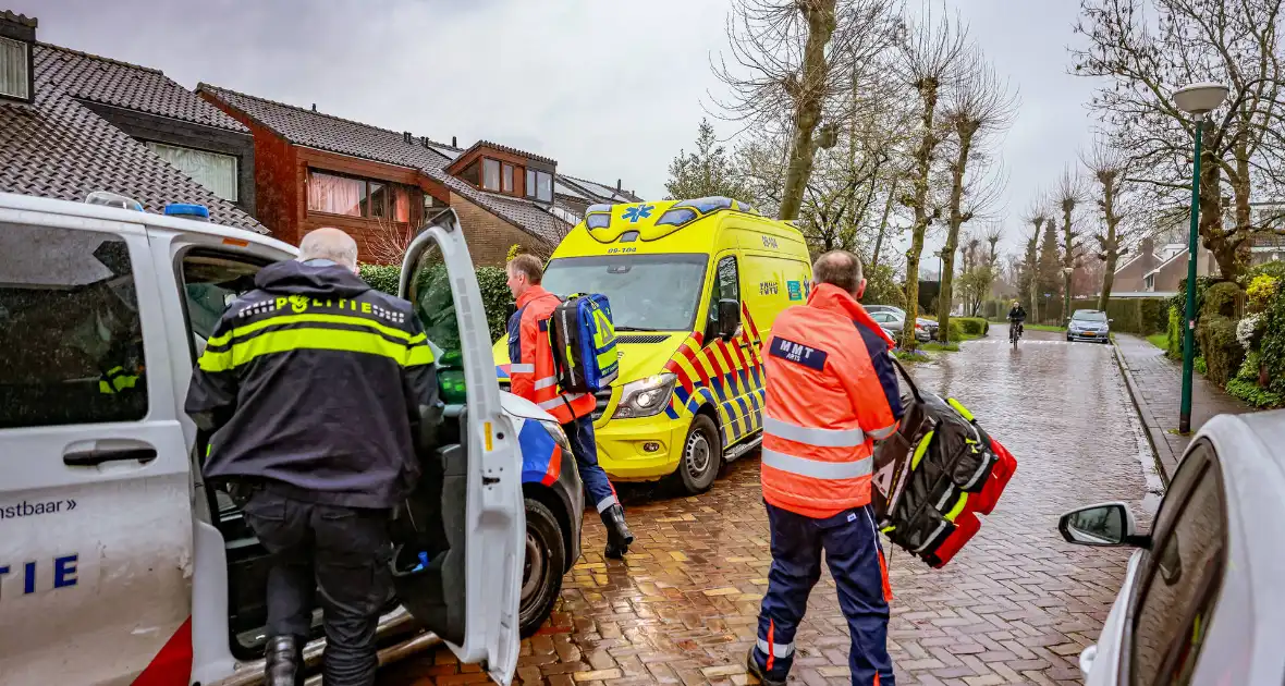 Traumahelikopter landt op grasveld naast Vlinderpad - Foto 3