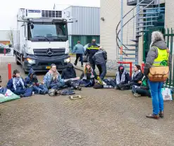 Actievoerders van Extinction Rebellion blokkeren toegang Thales