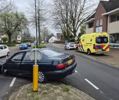 Automobilist rijdt bewegwijzeringsbord uit de grond