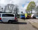 Automobilist botst tegen geparkeerde auto