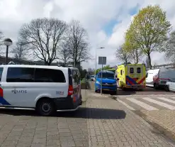 Automobilist botst tegen geparkeerde auto