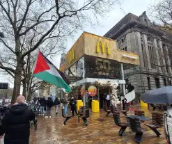 Pro-Palestina demonstratie voor drukke Mcdonalds