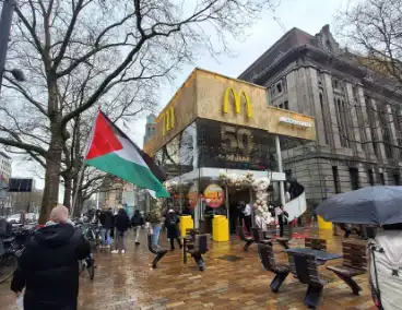 Pro-Palestina demonstratie voor drukke Mcdonalds