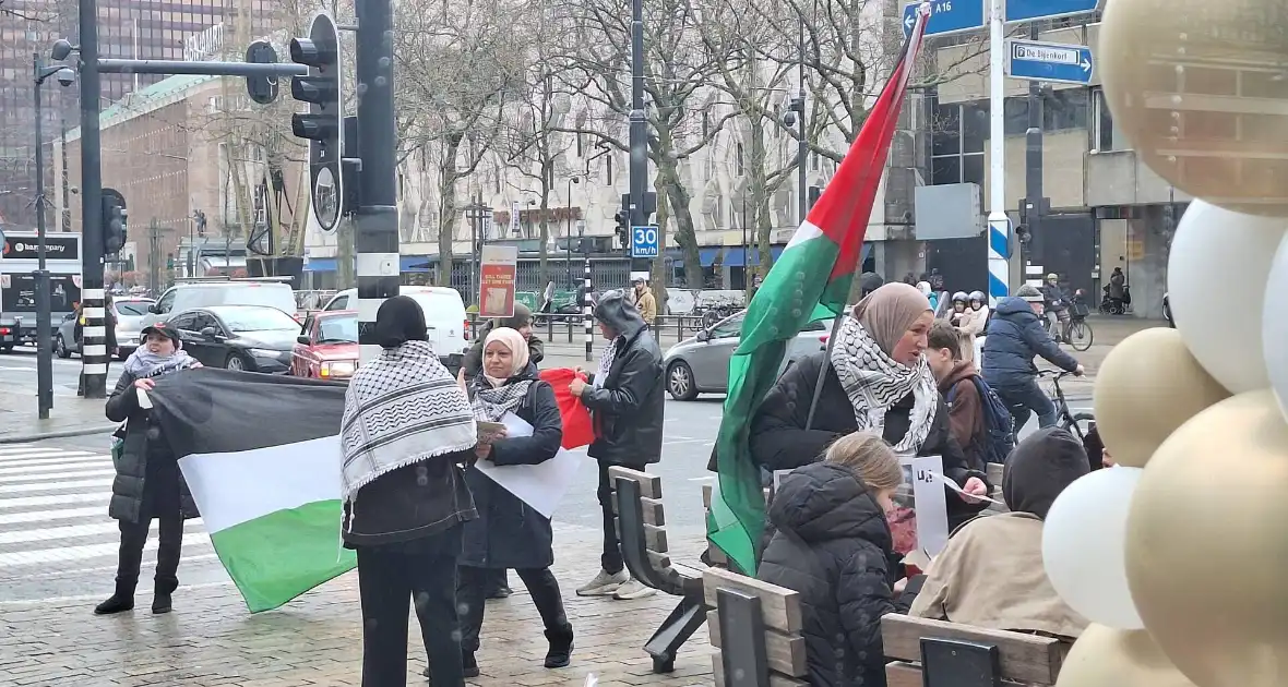 Pro-Palestina demonstratie voor drukke Mcdonalds - Foto 1