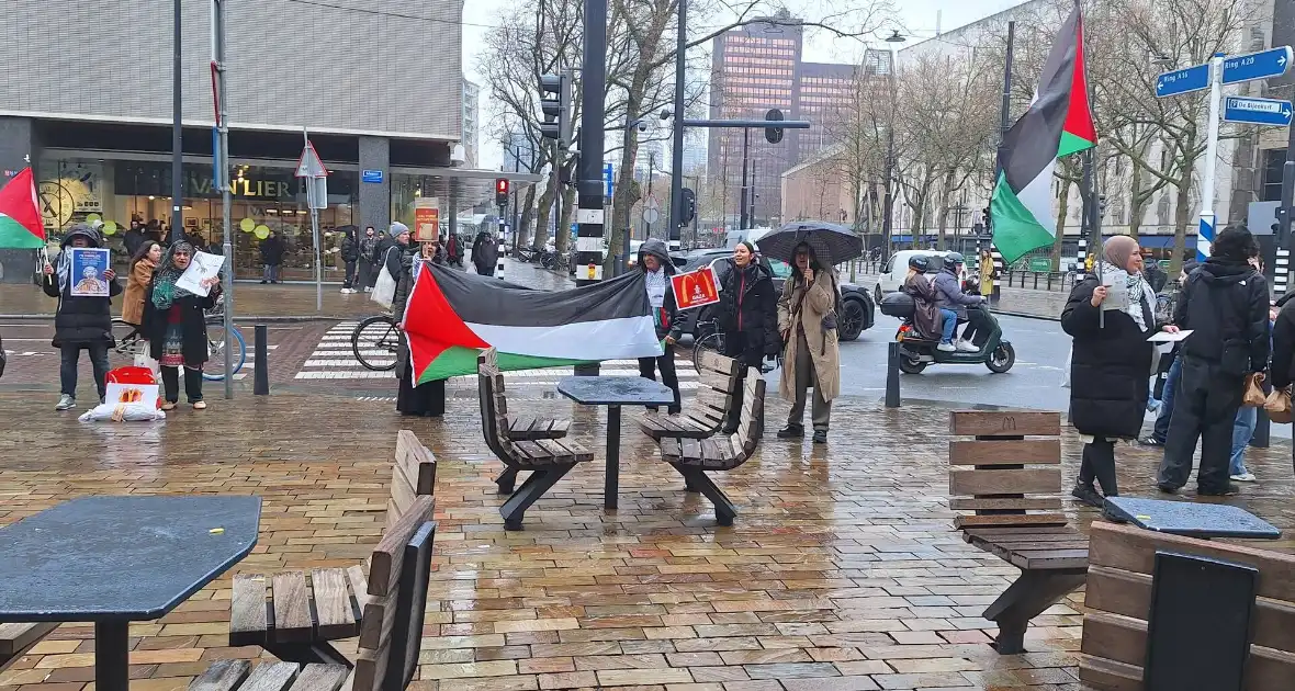 Pro-Palestina demonstratie voor drukke Mcdonalds - Foto 4