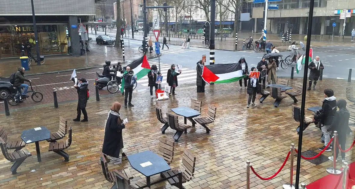 Pro-Palestina demonstratie voor drukke Mcdonalds - Foto 5
