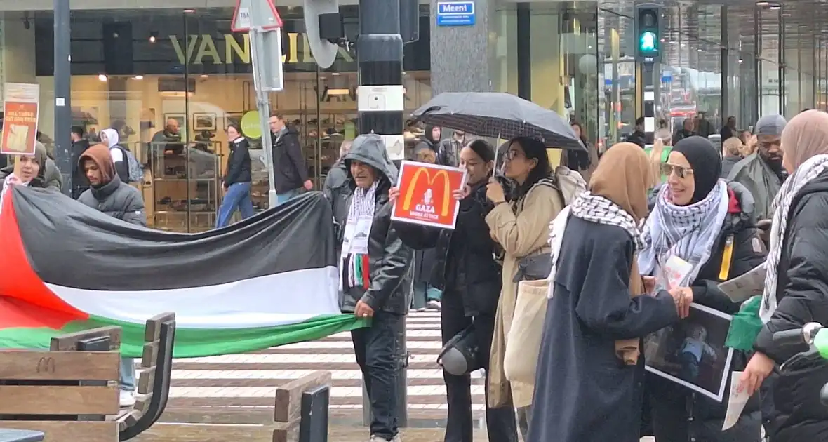 Pro-Palestina demonstratie voor drukke Mcdonalds - Foto 6