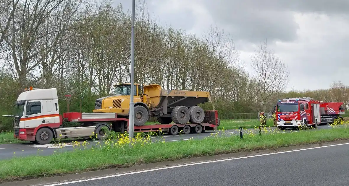 Veel rook vanaf rijdende vrachtwagen