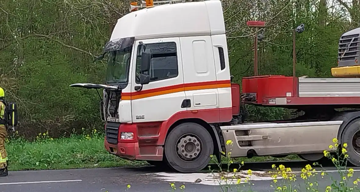 Veel rook vanaf rijdende vrachtwagen - Foto 3