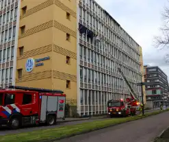 Brandweer ingezet nadat zonnescherm kapot waait