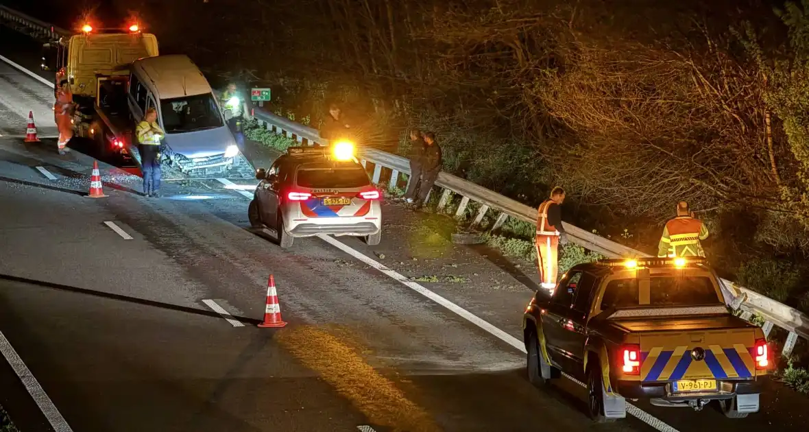 Automobilist verliest macht over stuur en belandt in vangrail