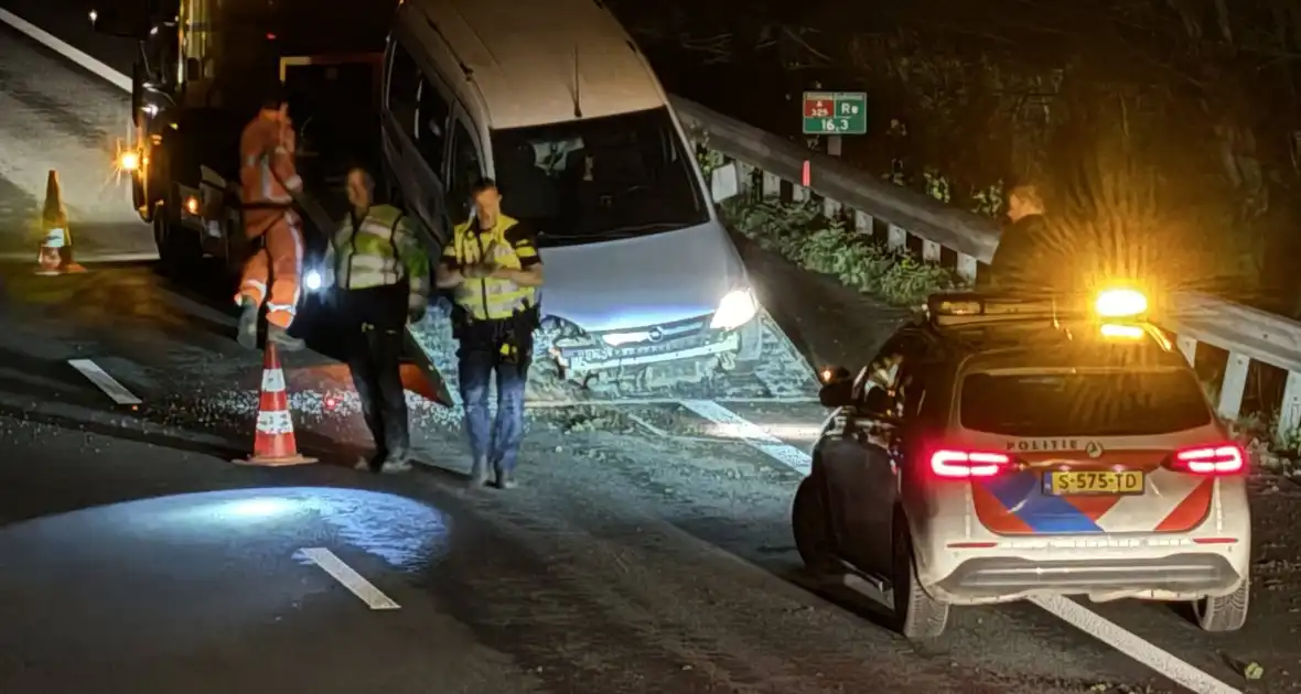 Automobilist verliest macht over stuur en belandt in vangrail - Foto 1