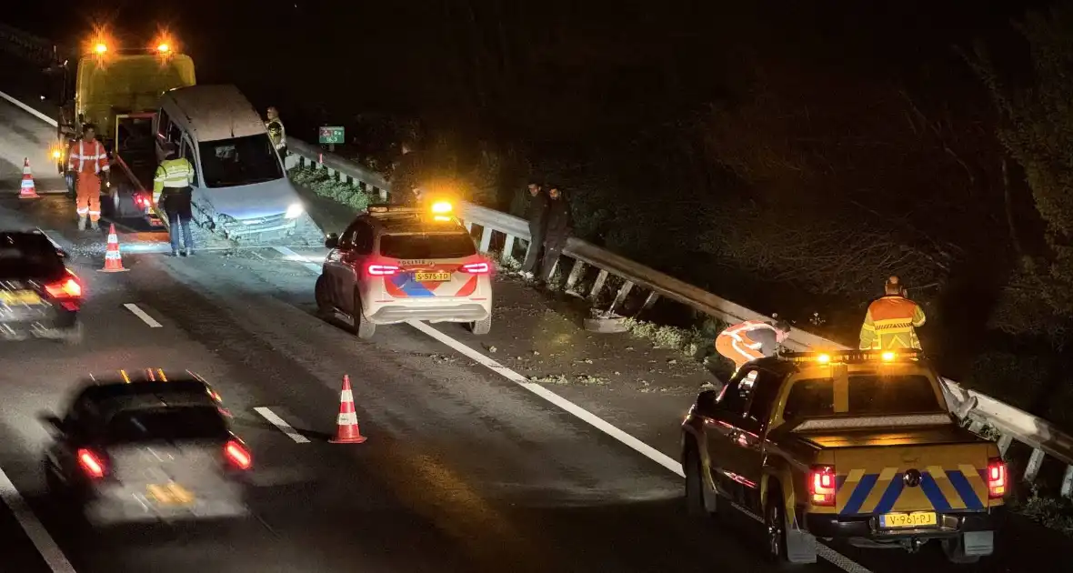 Automobilist verliest macht over stuur en belandt in vangrail - Foto 2