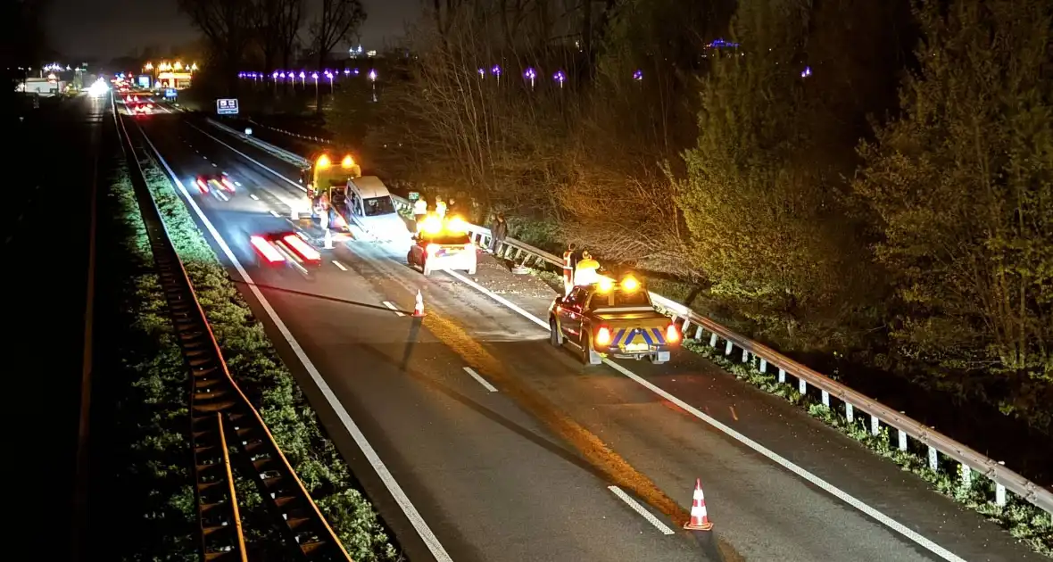 Automobilist verliest macht over stuur en belandt in vangrail - Foto 3