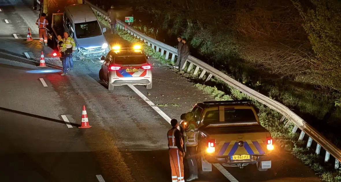 Automobilist verliest macht over stuur en belandt in vangrail - Foto 4