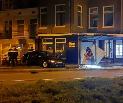 Automobilist rijdt bushokje aan diggelen