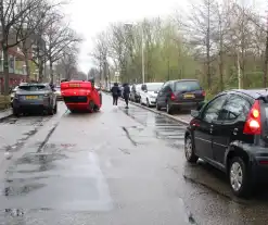 Auto belandt op zijn kop bij eenzijdig ongeluk