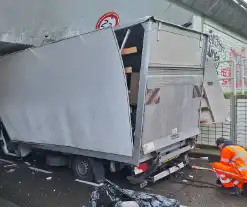 Bakwagen rijdt zich vast onder viaduct