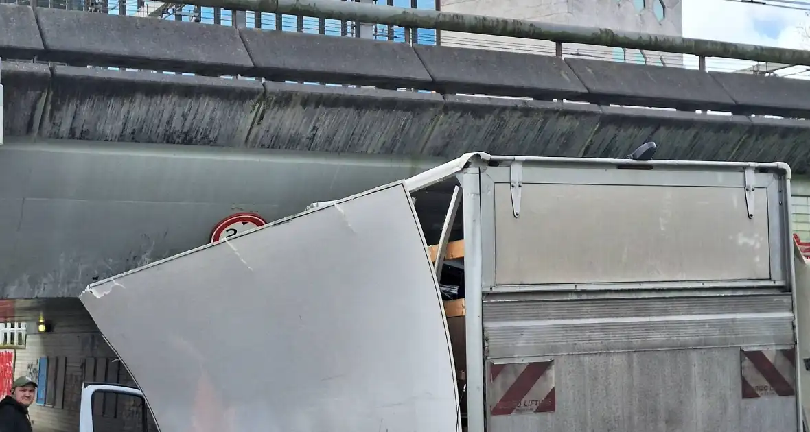 Bakwagen rijdt zich vast onder viaduct - Foto 3