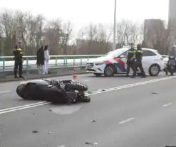 Motorrijder rijdt achterop bestelbus en raakt zwaargewond