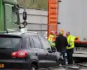 Auto rijdt tegen vrachtwagen