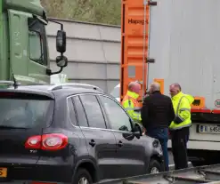 Auto rijdt tegen vrachtwagen