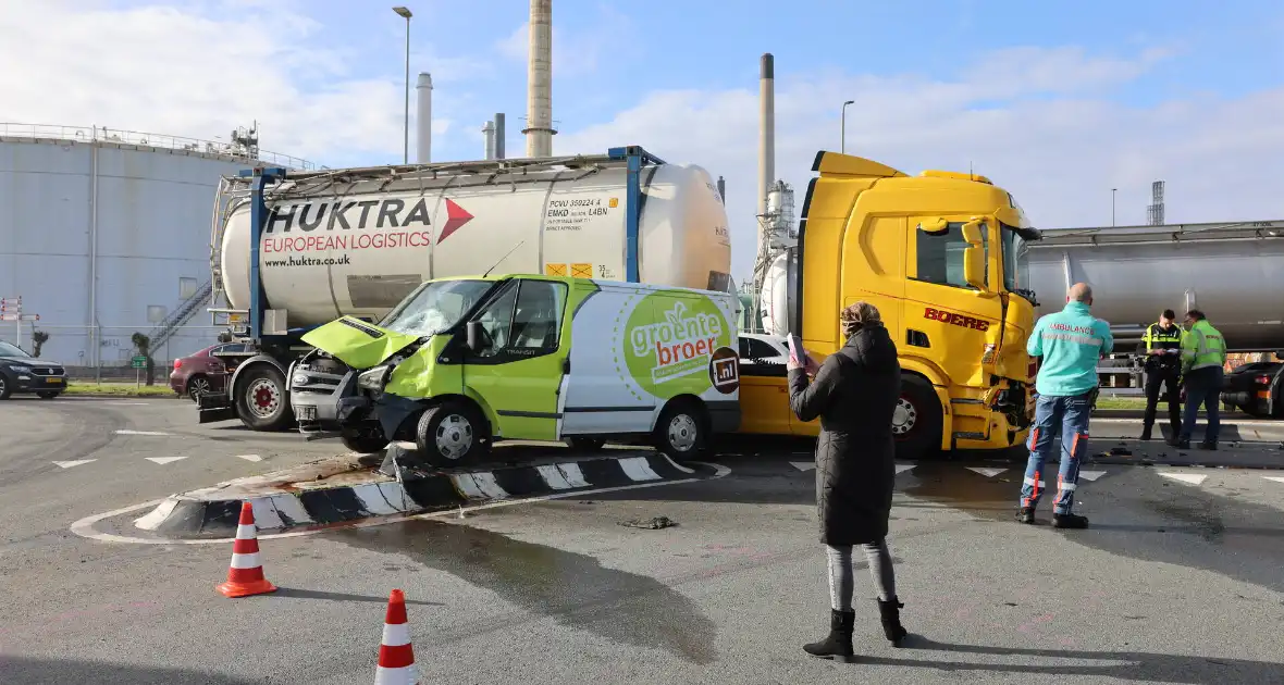 Bestelbus fiks beschadigd na aanrijding met vrachtwagencombinatie