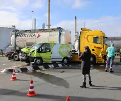 Bestelbus fiks beschadigd na aanrijding met vrachtwagencombinatie