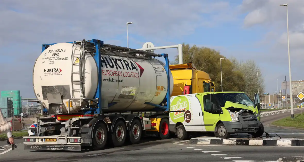 Bestelbus fiks beschadigd na aanrijding met vrachtwagencombinatie - Foto 1