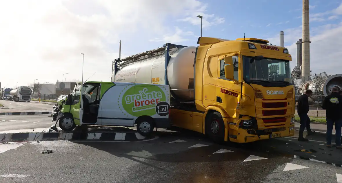 Bestelbus fiks beschadigd na aanrijding met vrachtwagencombinatie - Foto 2