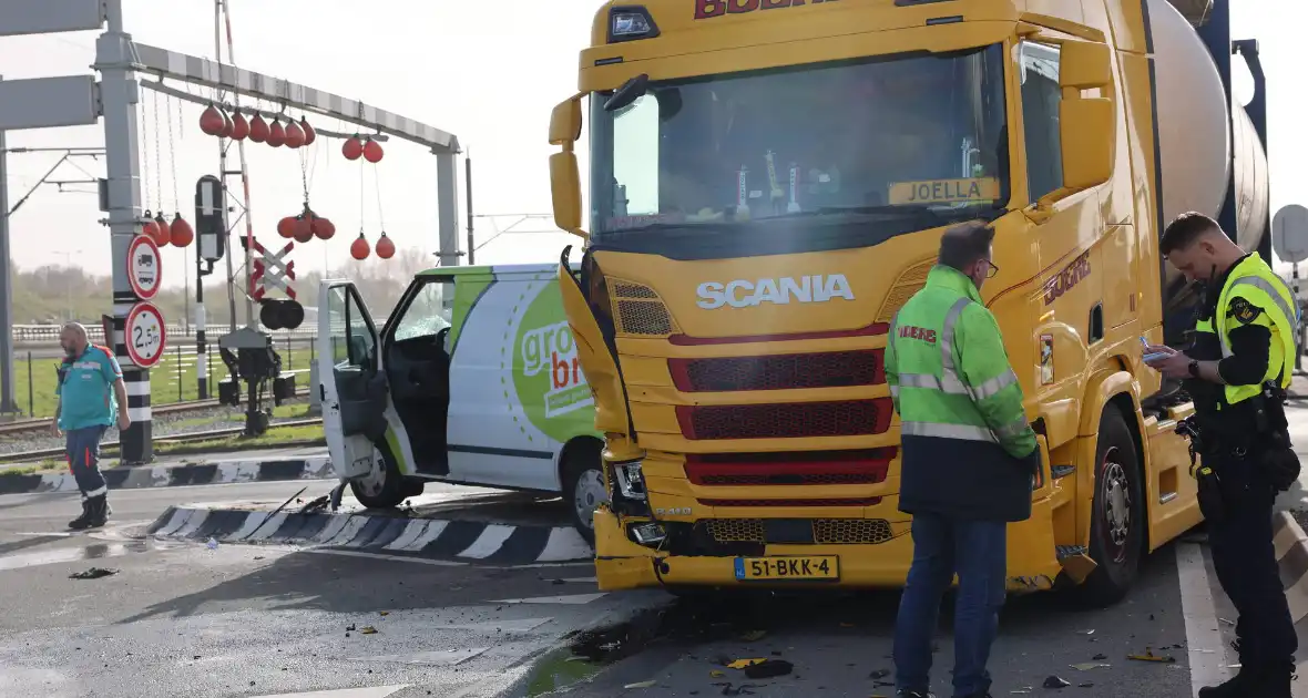 Bestelbus fiks beschadigd na aanrijding met vrachtwagencombinatie - Foto 5