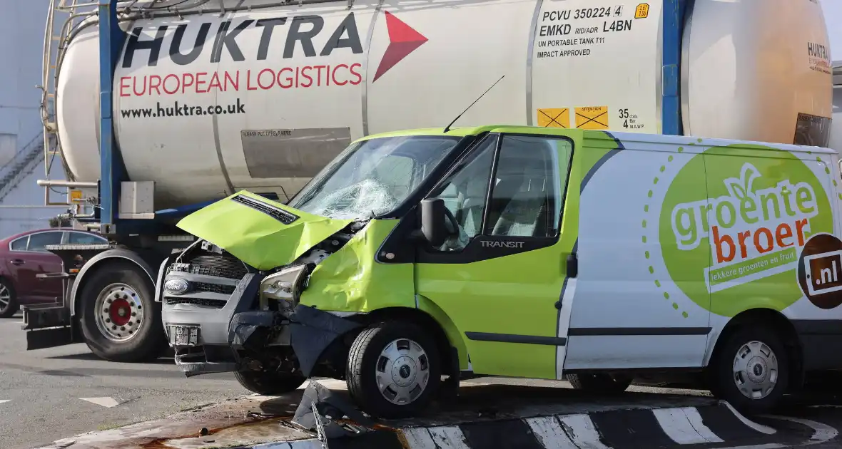 Bestelbus fiks beschadigd na aanrijding met vrachtwagencombinatie - Foto 6